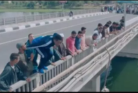 وفي أحد المشاهد عندما يقوم محمد رمضان بالقفز في المياه من أعلى الكوبري، لينقذ شخص يغرق، ظهر في الكادر على الجانب الآخر مجموعة من المواطنين يشاهدون تصوير المشهد
