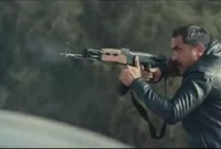 في مسلسل «كلبش 2» ظهر أمير كرارة وهو يمسك السلاح بشكل خاطئ، حيث حمله من الخزينة، مما أثار سخرية رواد مواقع التواصل الاجتماعي