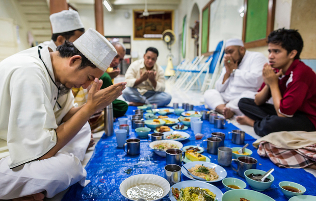 يتم تبادل وجبات الإفطار بين العائلات التايلاندية حيث يتناول كلًا منهما طعام الآخر داخل منزله في تقليد لتدعيم العلاقات مع الجيران وإظهار التعاون في الشهر الكريم