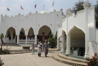 يوجد بتايلاند ما يقارب الـ 2500 مسجد، ويعد مسجد الإسراء هو أكبر وأشهر المساجد هناك بالإضافة إلى المركز الإسلامي بتايلاند 
