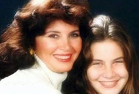 صورة نادرة لمنة مع والدتها 