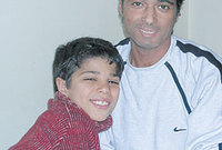 صور لعبدالله محمود مع ابنه