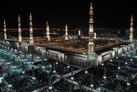 مقام على مساحة 165.500 متر مربع، يتسع المسجد لـ 650000 مصلي تقريبا وهو ثاني أكبر مسجد في العالم  

