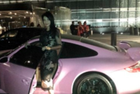حولت الإعلامية السعودية لجين عمران سيارتها البورش 911 إلى اللون الزهري بالكامل