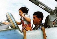  فاجيرالونجكورن أثناء قيادته لطائرة حربية برفقة إحدى بناته
