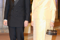  فاجيرالونجكورن ملك تايلند الجديد برفقة شقيقته