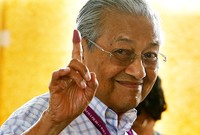 في عام 1964، ترشَّح لأوَّل منصب سياسي وفاز به، وتم انتخابه عضوًا في البرلمان، بعد أن هزم مرشح الحزب الإسلامي الماليزي