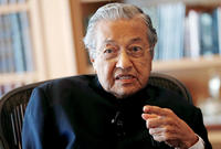 من أبرز إنجازاته تحويل الاعتماد الاقتصادي في ماليزيا من الزراعة والموارد الطبيعية إلى الصناعة والتصدير، وتضاعف دخل الفرد من عام 1990 إلى 1996. 