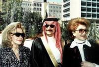 الأمير وليد بن طلال يتوسط والدته وخالته ويظهر فى الصورة تمثال جده رياض الصلح 