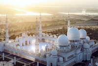 يتسع المسجد لأكثر من 7000 مصلي في الداخل ولكن مع استعمال المساحات الخارجية ان يتسع لحوالي 40،000 مصل