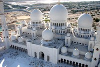  تم بناء المسجد على ارتفاع 9 أمتار عن مستوى الشارع بحيث يمكن رؤية المسجد من زوايا مختلفة ومن مسافة بعيدة 