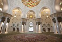تغطي أرضية المسجد أكبر سجادة في العالم وتبلغ مساحتها 5 آلاف و 627 مترا مربعا