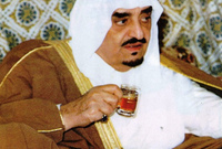 تولى مقاليد الحكم في 21 شعبان 1402هـ الموافق 13 يونيو 1982 بعد وفاة أخيه غير الشقيق الملك خالد
