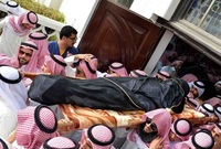 ونقل جثمانه إلى الرياض وتم الصلاة عليه في يوم الأحد 9 أغسطس بجامع الملك خالد ودفنه في مقبرة أم الحمام شمال الرياض.

