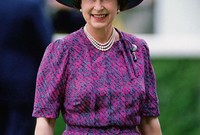 الملكة إليزابيث تحكم بريطانيا منذ أكثر من 60 عامًا ولا تزال المرأة القوية التي عهدناها دائمًا حيث تظهر بشكل مستمر في صورة المسيطرة على زمام الأمور 

