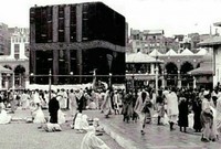 بدأت مشروعات توسعة الحرم المكي عام 1925 - 1344هـ، عندما أمر الملك عبد العزيز آل سعود بصيانة المسجد الحرام وإصلاحه بدءًا من الأرضيات والجدران وحتى المظلات، وإنشاء إدارة خاصة له.