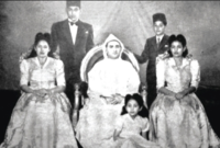 صورة لمحمد الخامس مع من أبنائه 
