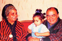 محمد رضا برفقة زوجته وابنته