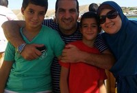 صورة جماعية للعائلة تجمع عمر وعلي بوالديهما