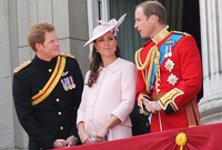 الأمير هاري مع الأمير وليام شقيقه وزوجته "دوقة كامبريدج" كيت ميدلتون
