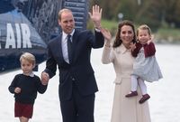  الأمير وليام شقيق هاري وزوجته "دوقة كامبريدج" كيت ميدلتون وأولادهما
