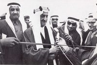 لقطة نادرة للملك سلمان بن عبد العزيز بجانب الملك فيصل 