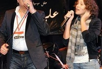 "مشيرة" ابنه الفنانة "مشيرة إسماعيل" والمطرب "علي الحجار" وهي تشارك والدها الغناء في أحد الحفلات