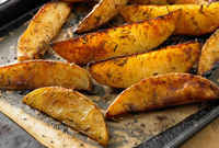 اشوي البطاطس في الفرن بدلا من قليها ونكهيها بالتوابل المفيدة مثل الكركم والزعتر
