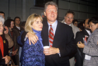وفي عام 1993 أصبحت هيلاري كلينتون سيدة أمريكا الأولى بعد انتخاب زوجها رئيسًا للولايات المتحدة الأمريكية ‏
