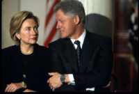 وفي عام 1998 تعرضت هيلاري كلينتون لأكبر أزمة لها مع زوجها بعد تورط زوجها في فضيحة علاقته بموظفة بالبيت الأبيض 
