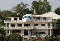  سكان هذا القصر الذين قاموا بتصميمه في أبوجا بنيجيريا، يحبون السفر، لذلك جعلوا سقف منزلهم يبدو كطائرة