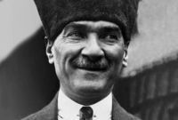 اسمه "مصطفى كمال" مواليد عام 1881، أسس جمهورية تركيا الحديثة عام 1923 وألغى الخلافة الإسلامية وأعلن علمانية الدولة، وتولى الحكم لمدة خمسة عشر عامًا