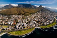كيب تاون هي ثالث أكبر مدن جنوب أفريقيا من حيث عدد السكان وهي العاصمة التشريعية لجنوب أفريقيا  
