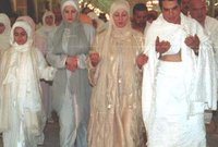 بن علي مع بعض أفراد عائلته أثناء تأديتهم لمراسم الحج