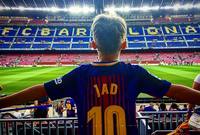 جاد ابن مكسيم خليل في ملعب الكامب نو الخاص بفريق برشلونة