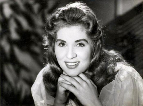 مطربة وممثلة لبنانية اسمها الحقيقي "جانيت" ولدت في عام 1927
