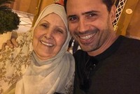 صورة نادرة لظافر مع والدته