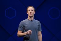حافظ مؤسس موقع فيسبوك على موقعه في القائمة للعام الثاني ‏على التوالي كخامس أغنى رجل في العالم 
