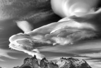  صورة تظهر بها السحب فوق أحد القمم الجبلية بعد تغير سريع في الجو. 