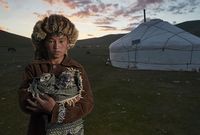 صورة يظهر بها طفل من "كازاخستان" من مجموعة تهتم بتربية النسور، في هذه الصورة يظهر الطفل مع 2 من صغار الصقور في محاولة ترويضهما. 