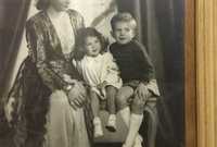 صورة من طفولته تجمعه بأمه وشقيقته