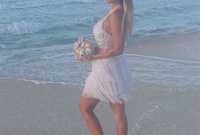  كانت إطلالة منة حسين فهمي في زفافها المُقام على الشاطئ من الإطلالات المميزة أيضًا 
