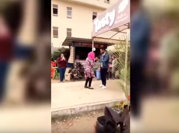 في البداية تم تداول الفيديو بشكل موسّع على مواقع التواصل الاجتماعي، لطالب يحتضن زميلته في جامعة المنصورة
