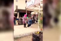 يظهر في الفيديو الطالب بكلية الحقوق وهو راكع على قدميه حاملاً باقة من الورد ليقدمها لزميلته أمام الجميع.. ثم احتضنها 

