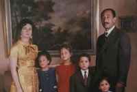 صورة أنيقة للسادات مع زوجته وأبنائه