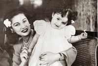 الأميرة فوزية برفقة ابنتها 