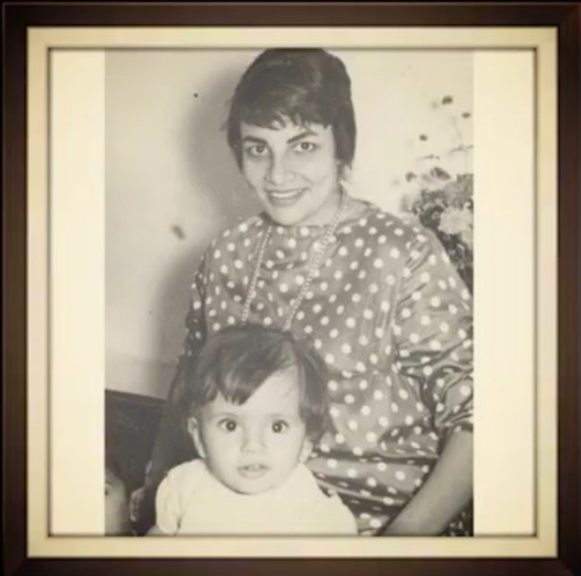 عمرو دياب مع والدته
