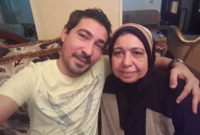 اللاعب محمد بركات مع والدته
