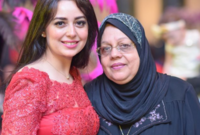 هبة مجدي مع والدتها
