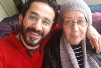 أحمد حلمي مع والدته
